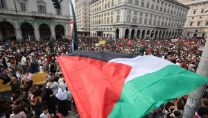 Pessoas se reúnem perto da estação ferroviária Termini, em Roma, durante uma greve nacional, em solidariedade aos palestinos em Gaza