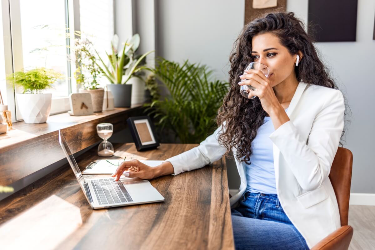 Trabalhar sentado por longas horas pode aumentar o risco de trombose 