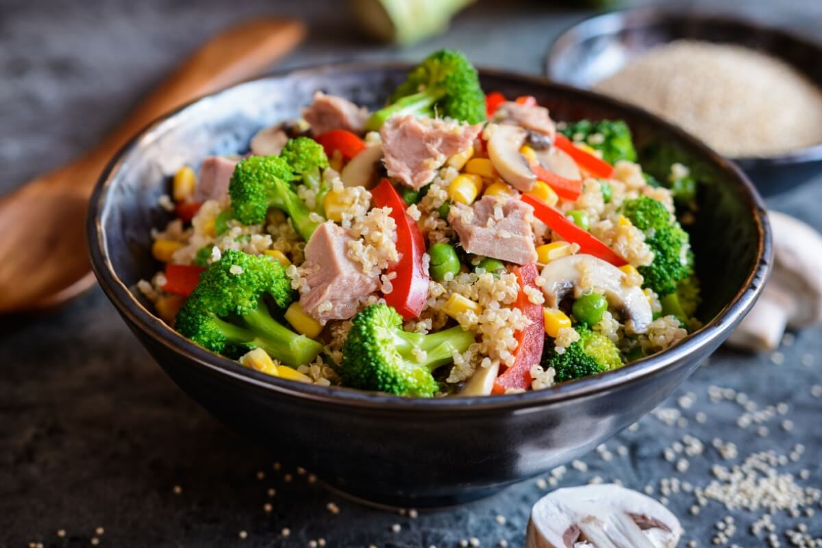 Salada de quinoa com atum e brócolis 