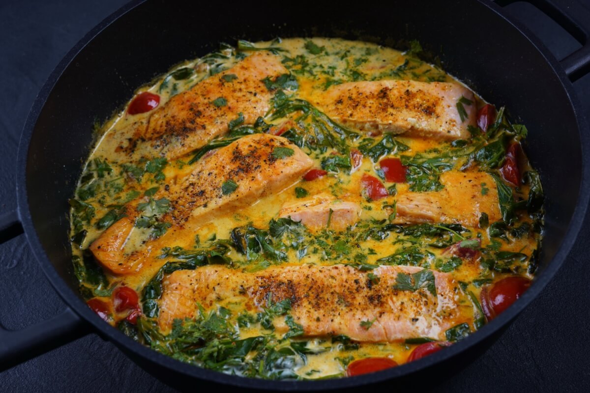 Salmão ao molho cremoso com espinafre e tomate 