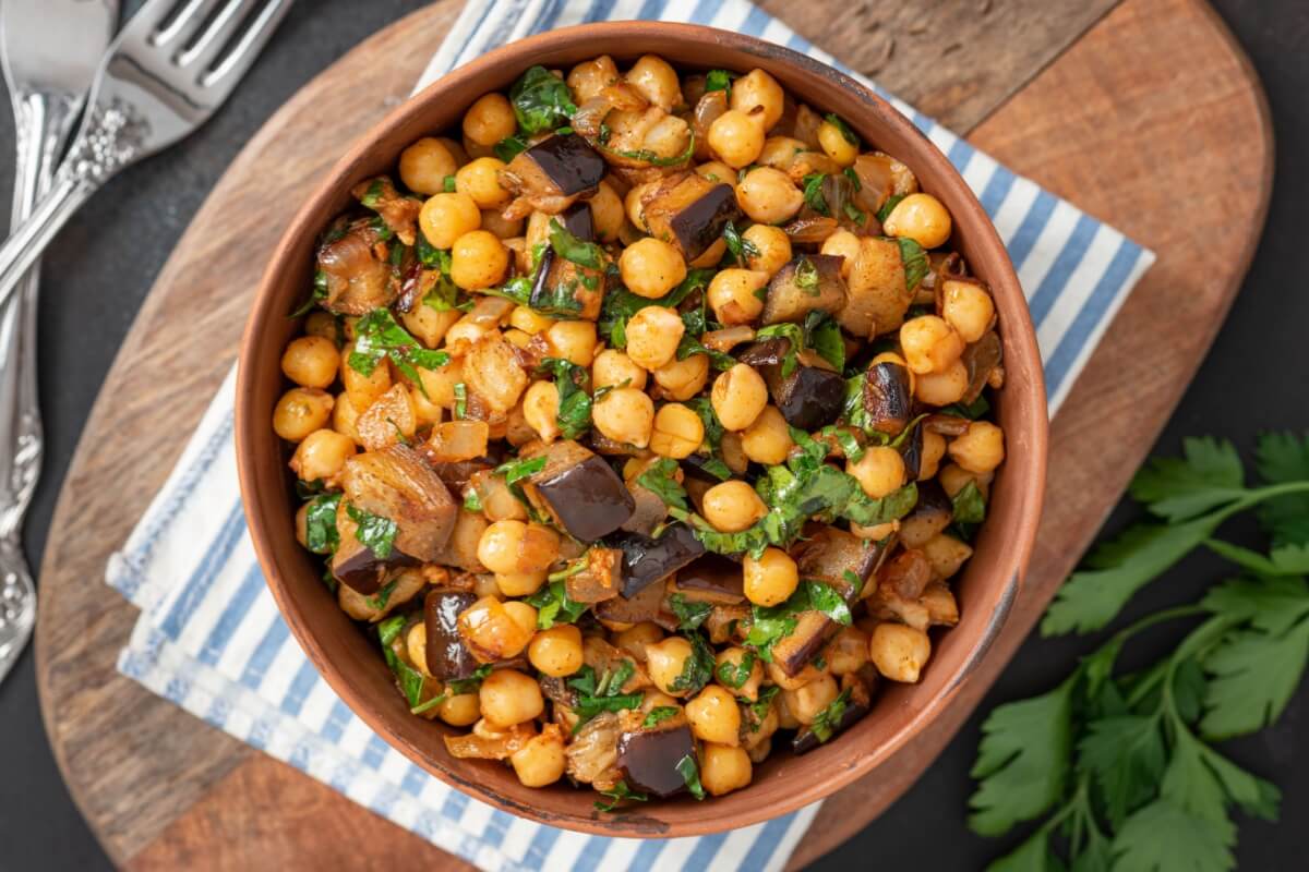 Refogado de grão-de-bico com berinjela 