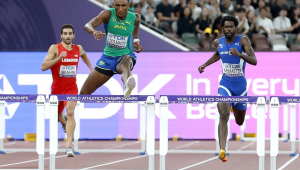 Alison dos Santos compete nas eliminatórias dos 400 m com barreiras masculino no Mundial de Atletismo de 2025, em Tóquio