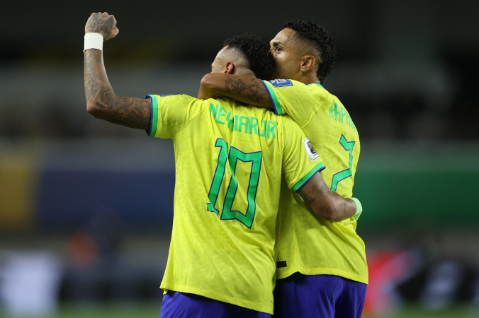 Neymar e Raphinha se abraçam em jogo da seleção brasileira contra a Bolívia, pelas Eliminatórias