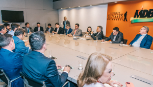 Parlamentares do MDB reunidos com o presidente da Câmara, Hugo Motta