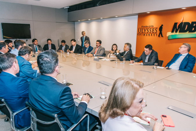 Parlamentares do MDB reunidos com o presidente da Câmara, Hugo Motta