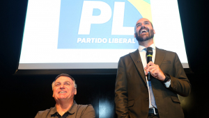 Eduardo Bolsonaro ao lado do pai, Jair Bolsonaro
