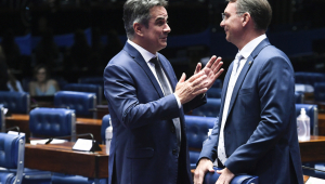 Ciro Nogueira conversa no plenário do Senado com Flávio Bolsonaro, filho mais velho do ex-presidente Jair Bolsonaro