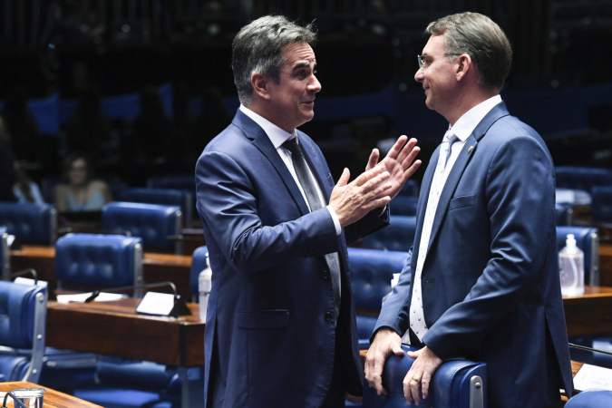 Ciro Nogueira conversa no plenário do Senado com Flávio Bolsonaro, filho mais velho do ex-presidente Jair Bolsonaro