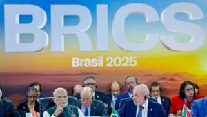 O presidente Lula ao lado do primeiro-ministro da Índia, Narendra Modi, durante reuião do Brics no Brasil