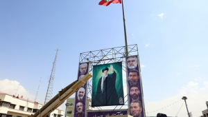 Teerã (Irã (República Islâmica do)), 27/09/2025. - Um míssil balístico de médio alcance (MRBM) Kheibar-Shekan iraniano posicionado ao lado de uma grande faixa representando o líder supremo iraniano, o aiatolá Ali Khamenei (C), na Praça Baharestan, em Teerã, Irã, em 27 de setembro de 2025. De acordo com a mídia estatal, o Irã convocou seus enviados à Grã-Bretanha, França e Alemanha para consultas após os três países (E3) iniciarem um processo de "retorno" para restaurar as sanções da ONU devido ao suposto fracasso do Irã em cumprir seus compromissos com o programa nuclear. (França, Alemanha, Reino Unido, Teerã) EFE/EPA/ABEDIN TAHERKENAREH