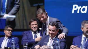 Antonio Rueda, presidente do União Brasil, e Ciro Nogueira, presidente do PP, são cumprimentados pelo governador de Roraima, Antonio Denarium (PP)