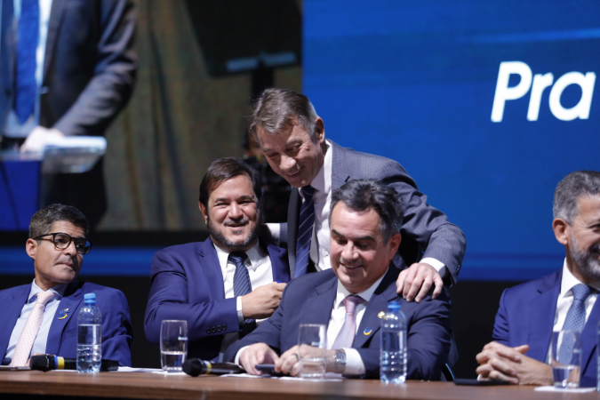 Antonio Rueda, presidente do União Brasil, e Ciro Nogueira, presidente do PP, são cumprimentados pelo governador de Roraima, Antonio Denarium (PP)