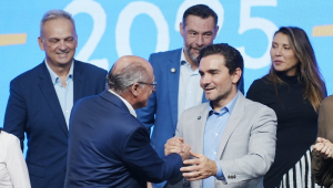 Geraldo Alckmin cumprimenta o ministro Celso Sabino durante o Salão do Turismo