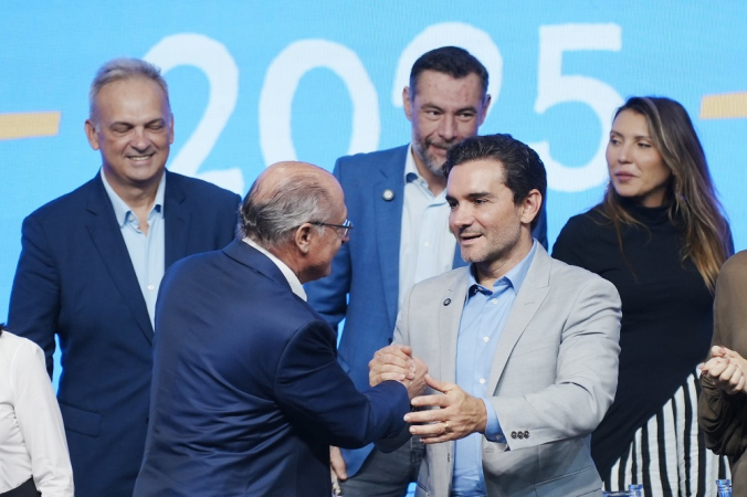 Geraldo Alckmin cumprimenta o ministro Celso Sabino durante o Salão do Turismo