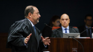 Sob olhar do ministro Alexandre de Moraes, o advogado Celso Vilardi, que representa Jair Bolsonaro, faz sua sustentação oral na Primeira Turma do STF