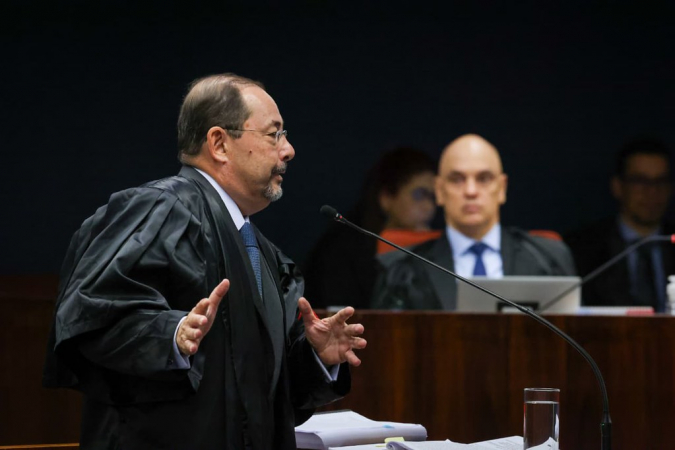 Sob olhar do ministro Alexandre de Moraes, o advogado Celso Vilardi, que representa Jair Bolsonaro, faz sua sustentação oral na Primeira Turma do STF