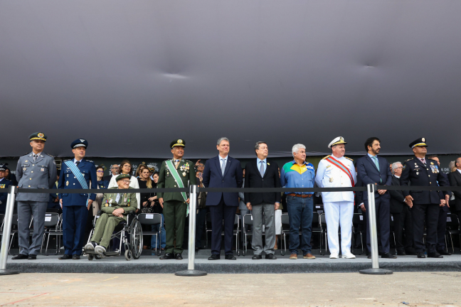 Autoridades e comandantes militares assistem ao desfile cívico-militar de 7 de Setembro no Anhembi. Ricardo Nunes e Tarcísio de Freitas participaram