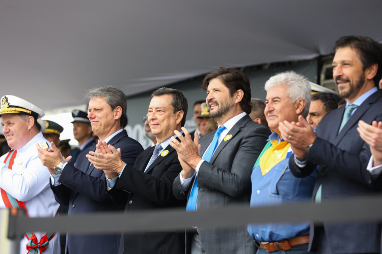 Antes de manifestação na Paulista, Tarcísio e Nunes assistem a desfile do 7 de Setembro juntos pelo 3º ano seguido