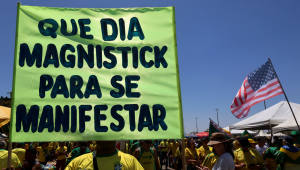 Apoiador de Bolsonaro faz referência à Lei Magnitsky, aplicada contra Alexandre de Moraes, durante manifestação em Brasília