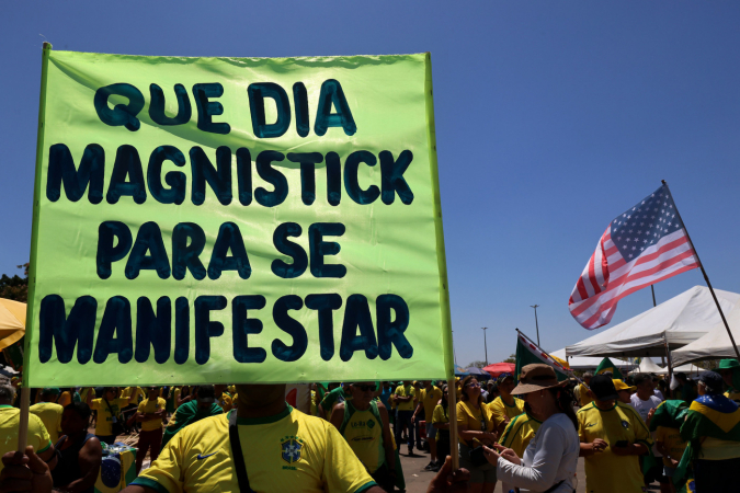 Apoiador de Bolsonaro faz referência à Lei Magnitsky, aplicada contra Alexandre de Moraes, durante manifestação em Brasília