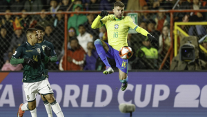 O lateral-esquerdo Caio Henrique domina a bola durante jogo contra a Bolívia, em El Alto, pelas Eliminatórias da Copa do Mundo de 2026