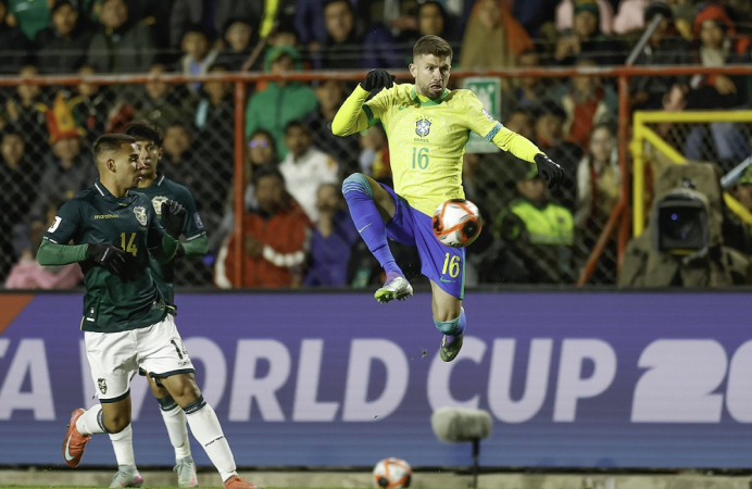 O lateral-esquerdo Caio Henrique domina a bola durante jogo contra a Bolívia, em El Alto, pelas Eliminatórias da Copa do Mundo de 2026