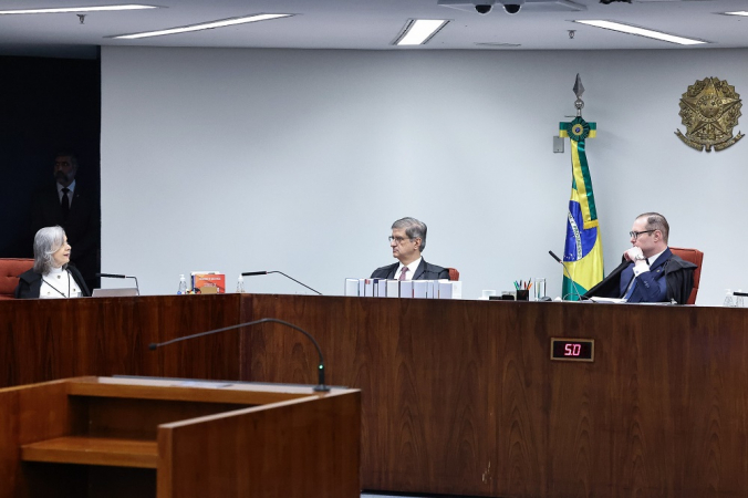 Cármen Lúcia vota no julgamento da suposta trama de golpe sob olhares do procurador-geral Paulo Gonet e de Cristiano Zanin, presidente da Primeira Turma