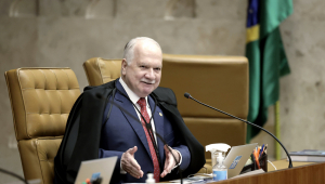 Ministro Edson Fachin em sessão plenária do STF