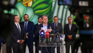 O governador Tarcísio de Freitas dá entrevista coletiva após reunião sobre ações no combate a intoxicação por metanol