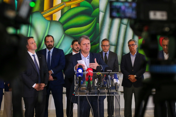 O governador Tarcísio de Freitas dá entrevista coletiva após reunião sobre ações no combate a intoxicação por metanol