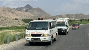 Ambulâncias transportam feridos de Kunar, em Jalalabad, capital da província de Nangarhar, Afeganistão, em 1º de setembro de 2025. Pelo menos 600 pessoas morreram e cerca de 2.000 ficaram feridas após um terremoto de magnitude 6,0 e vários tremores secundários que atingiram Nangarhar e Kunar, no leste do Afeganistão, durante a noite, informaram autoridades. (Terremoto/terremoto, Afeganistão) EFE/EPA/SAMIULLAH POPAL