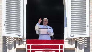 Papa Leão XIV durante oração da janela de seu escritório com vista para a Praça de São Pedro