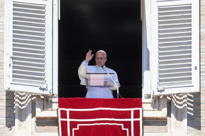 Papa Leão XIV durante oração da janela de seu escritório com vista para a Praça de São Pedro