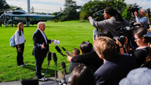 O presidente dos Estados Unidos, Donald Trump (D), e a neta Kai Trump (E), filha de Donald Trump Jr., no gramado sul da Casa Branca