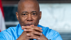 O prefeito de Nova York, Eric Adams, durante coletiva de imprensa em Nova York