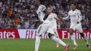O atacante do Real Madrid, Vinicius Jr., comemora seu segundo gol contra o Villarreal