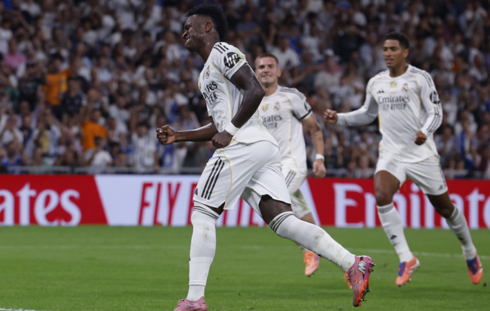 O atacante do Real Madrid, Vinicius Jr., comemora seu segundo gol contra o Villarreal