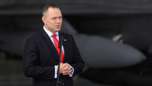 O presidente polonês, Karol Nawrocki, durante uma reunião com soldados na 31ª Base Aérea Tática em Poznan-Krzesiny, Polônia, em 11 de setembro de 2025. A visita urgente do presidente à base aérea em Krzesiny está relacionada à violação do espaço aéreo por drones russos. (Polônia) EFE/EPA/JAKUB KARCZMARCZYK POLÔNIA FORA