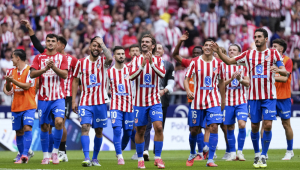 Os jogadores do Atlético de Madrid, entre eles Antoine Griezmann (c), comemoraram com o público a final do jogo (5-2) da LaLiga entre o Real Madrid e o Atlético de Madrid que se disputam no estádio Riyadh Air Metropolitano neste sábado. EFE/Borja Sánchez-Trillo
