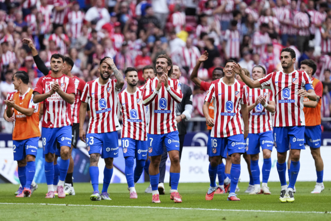 Os jogadores do Atlético de Madrid, entre eles Antoine Griezmann (c), comemoraram com o público a final do jogo (5-2) da LaLiga entre o Real Madrid e o Atlético de Madrid que se disputam no estádio Riyadh Air Metropolitano neste sábado. EFE/Borja Sánchez-Trillo