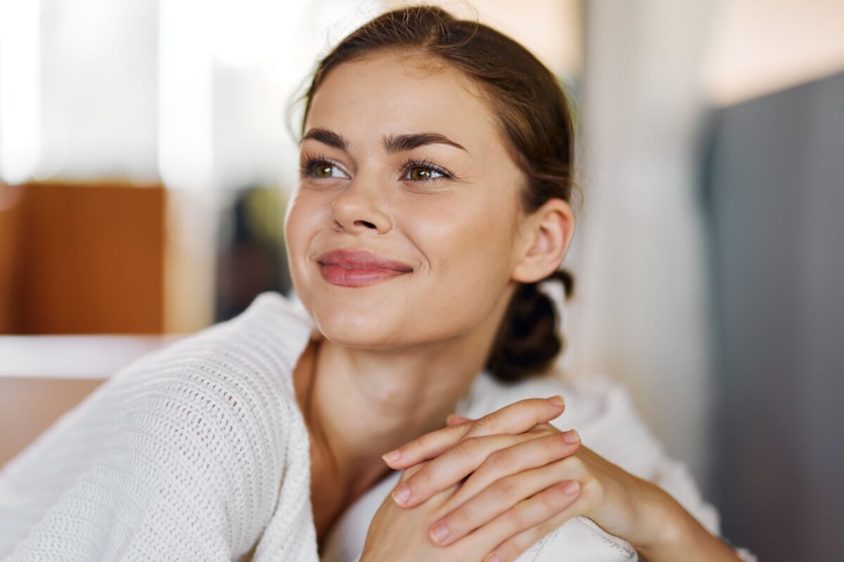 A maquiagem com pele natural, viço saudável, toque corado e luminosidade discreta é a grande tendência desta primavera 