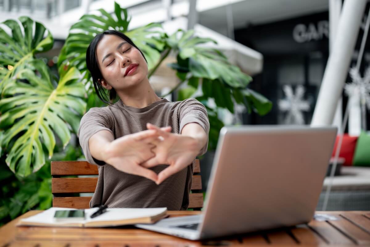 O uso prolongado do computador pode causar dores nos dedos, mãos e punhos 
