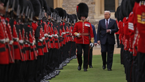 Uma foto de folheto disponibilizada pelo Ministério da Defesa Britânico mostra o presidente dos EUA, Donald J. Trump (C-D), enquanto ele revisa a Guarda de Honra durante sua visita de estado ao Reino Unido, no Castelo de Windsor, em Windsor, Grã-Bretanha, em 17 de setembro de 2025. O rei Charles III da Grã-Bretanha está recebendo o presidente dos EUA, Trump, durante sua segunda visita oficial de estado ao Reino Unido, de 17 a 19 de setembro de 2025. (Reino Unido) EFE/EPA/Tim Hammond/RAF/UK MOD HANDOUT HANDOUT USO EDITORIAL SOMENTE/VENDAS NÃO PROIBIDAS