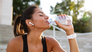 Retrato de uma jovem fitness mulher em fones de ouvido