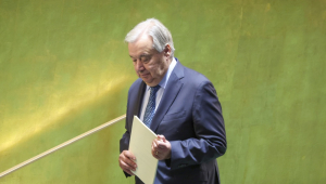 O secretário-geral das Nações Unidas (ONU), Antonio Guterres, sobe ao pódio durante o debate geral da 80ª sessão da Assembleia Geral das Nações Unidas (AGNU), na sede das Nações Unidas em Nova York, EUA, em 23 de setembro de 2025. (Nova York) EFE/EPA/SARAH YENESEL