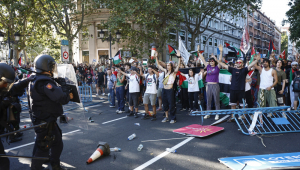 Manifestantes pró-palestinos bloqueiam a rota dos ciclistas no Paseo del Prado, durante a etapa final da Vuelta a España