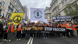 Milhares de pessoas se reuniram no centro de Londres para protestar contra a visita de Estado que o presidente dos EUA, Donald Trump, iniciou nesta quarta-feira (17) ao Reino Unido