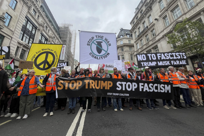 Milhares de pessoas se reuniram no centro de Londres para protestar contra a visita de Estado que o presidente dos EUA, Donald Trump, iniciou nesta quarta-feira (17) ao Reino Unido