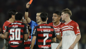 Plata é expulso pelo árbitro Andrés Rojas, durante partida das quartas de final da Libertadores entre Flamengo e Estudiantes, no Maracanã, no Rio de Janeiro