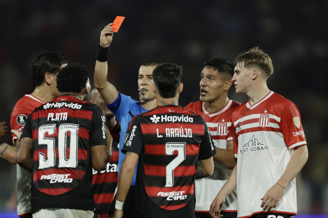 Plata é expulso pelo árbitro Andrés Rojas, durante partida das quartas de final da Libertadores entre Flamengo e Estudiantes, no Maracanã, no Rio de Janeiro